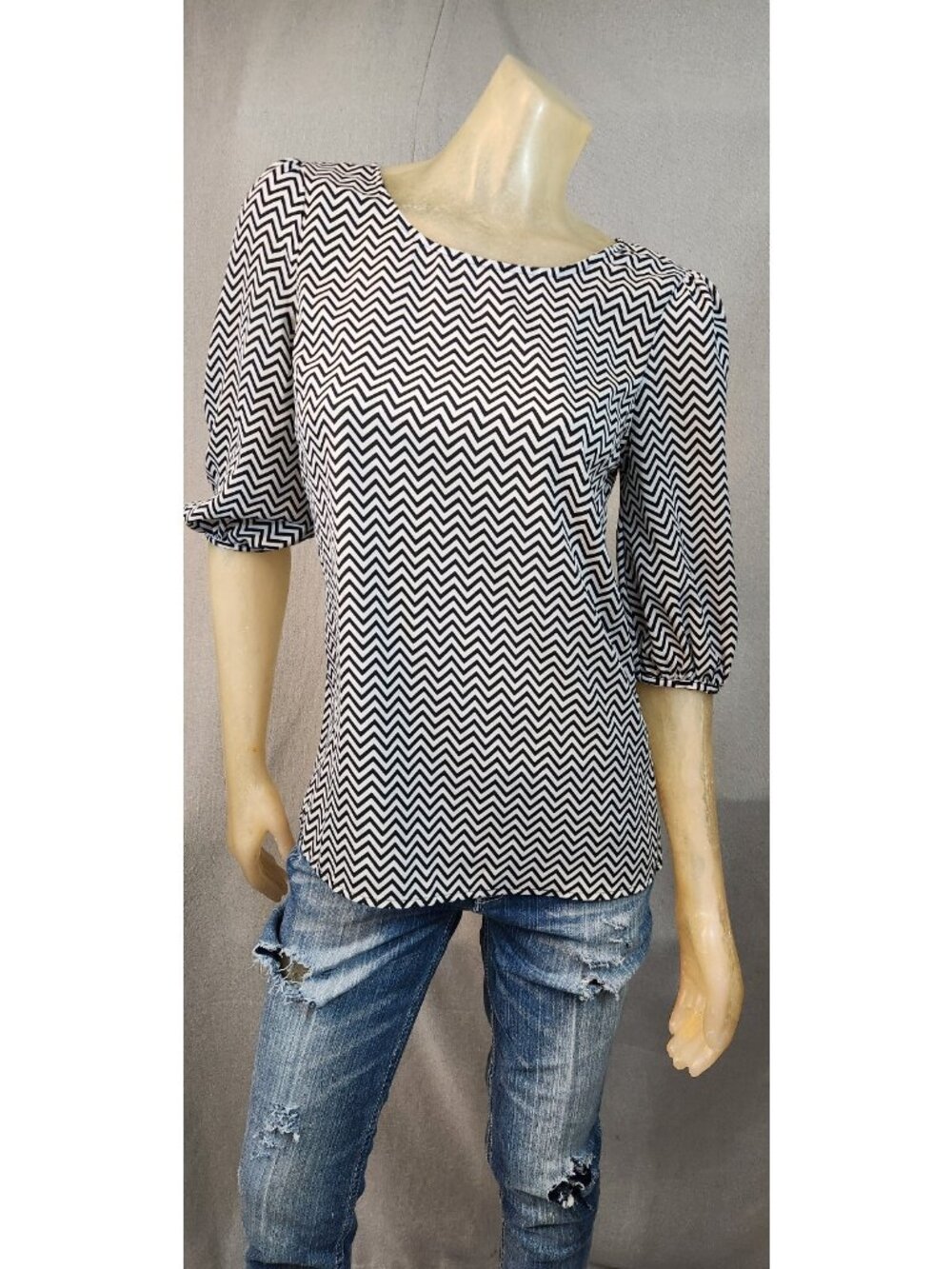 Bee Stitched Black White Chevron Round Nck Half Slv Blouse Top Shirt SMALL USED